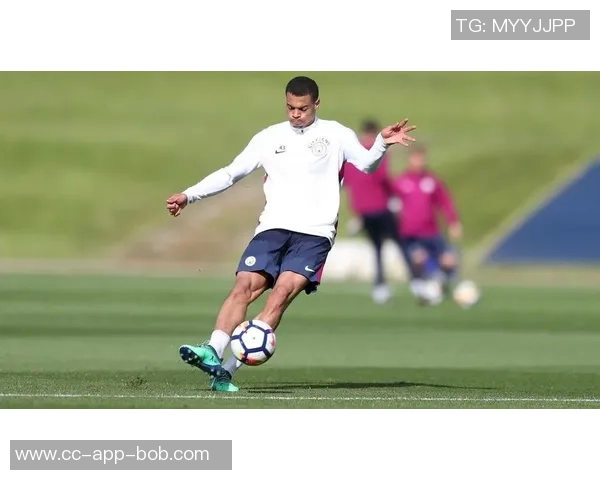 曼城官方祝贺19岁小将查理格雷成功完成一线队首秀